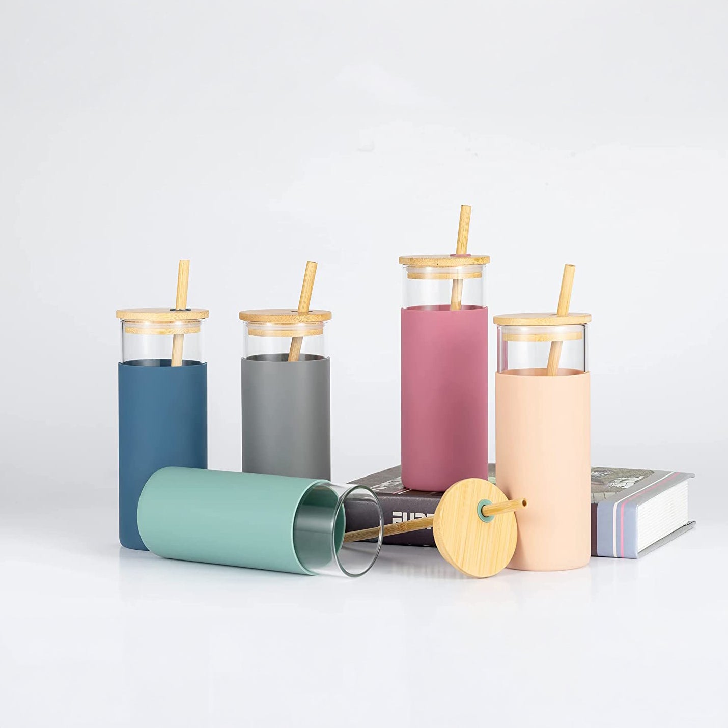 Shishe qelqi me kapak bambuje dhe pipë druri