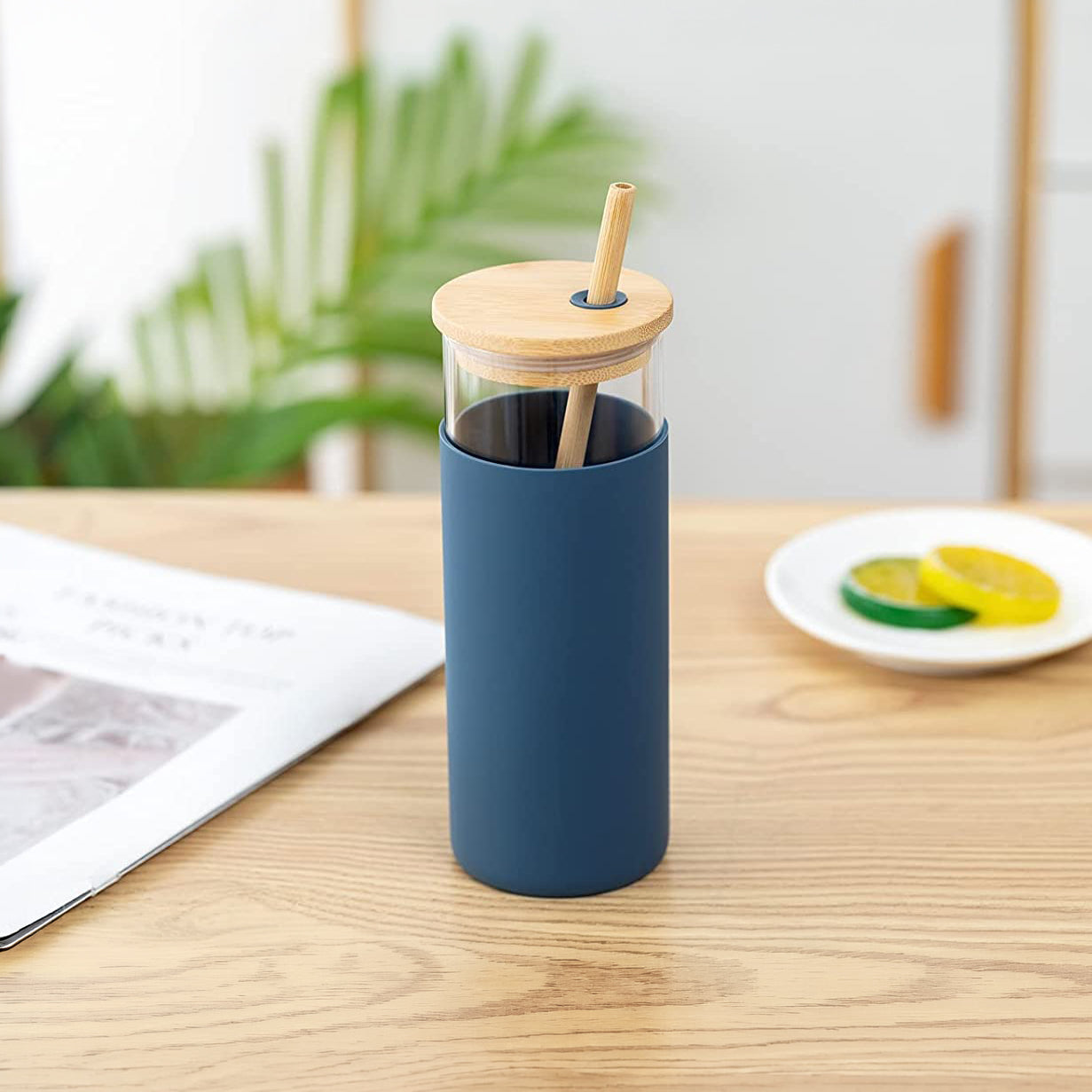 Shishe qelqi me kapak bambuje dhe pipë druri